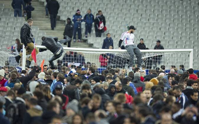 Paris St. Denis, 13.11.2015, Stade de France Nach dem Anschlag in Paris flüchten die Fans in den Innenraum des Stadions Frankreich - Deutschland mm