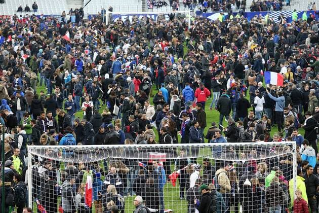 FUSSBALL INTERNATIONAL TESTSPIEL in Paris, Saint-Denis im Stade de France Frankreich - Deutschland 13.11.2015 Zuschauer stroemen nach dem Spiel in den Innenraum des Stade de France nach bekannt werden des Anschlags in der Innenstadt 