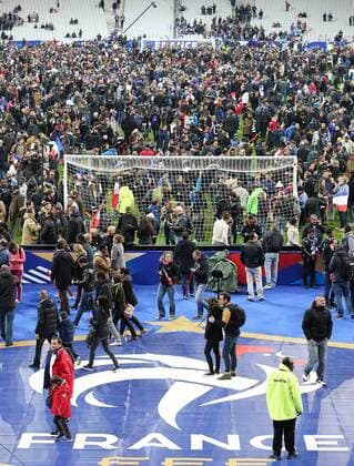FUSSBALL INTERNATIONAL TESTSPIEL in Paris, Saint-Denis im Stade de France Frankreich - Deutschland 13.11.2015 Zuschauer stroemen nach dem Spiel in den Innenraum des Stade de France nach bekannt werden des Anschlags in der Innenstadt 