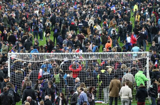 FUSSBALL INTERNATIONAL TESTSPIEL in Paris, Saint-Denis im Stade de France Frankreich - Deutschland 13.11.2015 Zuschauer stroemen nach dem Spiel in den Innenraum des Stade de France nach bekannt werden des Anschlags in der Innenstadt 