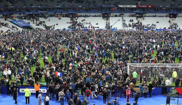 FUSSBALL INTERNATIONAL TESTSPIEL in Paris, Saint-Denis im Stade de France Frankreich - Deutschland 13.11.2015 Zuschauer stroemen nach dem Spiel in den Innenraum des Stade de France nach bekannt werden des Anschlags in der Innenstadt 