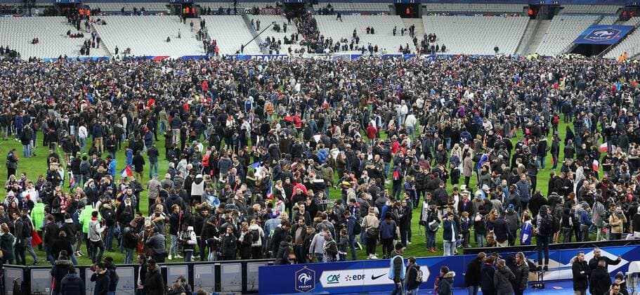 FUSSBALL INTERNATIONAL TESTSPIEL in Paris, Saint-Denis im Stade de France Frankreich - Deutschland 13.11.2015 Zuschauer stroemen nach dem Spiel in den Innenraum des Stade de France nach bekannt werden des Anschlags in der Innenstadt 
