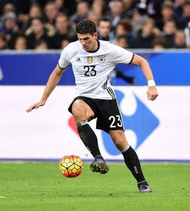 FUSSBALL INTERNATIONAL TESTSPIEL in Paris, Saint-Denis im Stade de France Frankreich - Deutschland 13.11.2015 Mario Gomez (Deutschland) am Ball 