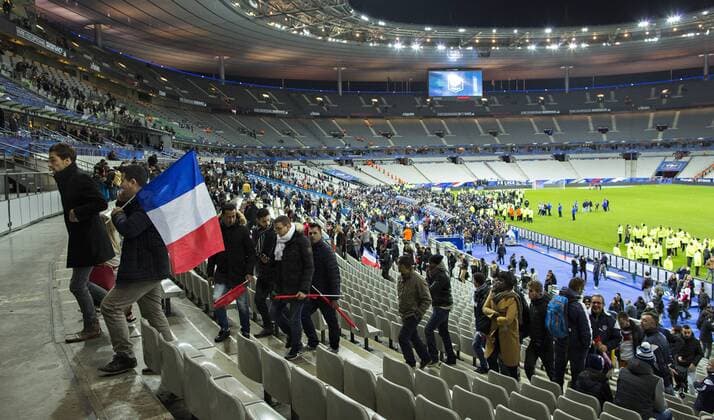 Paris St. Denis, 13.11.2015, Stade de France Nach dem Anschlag in Paris flüchten die Fans in den Innenraum des Stadions und verlassen anschließend das Stadion Frankreich - Deutschland mm