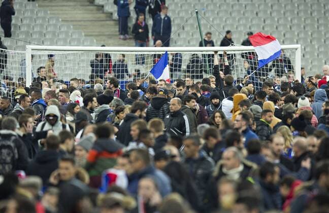 Paris St. Denis, 13.11.2015, Stade de France Nach dem Anschlag in Paris flüchten die Fans in den Innenraum des Stadions Frankreich - Deutschland mm