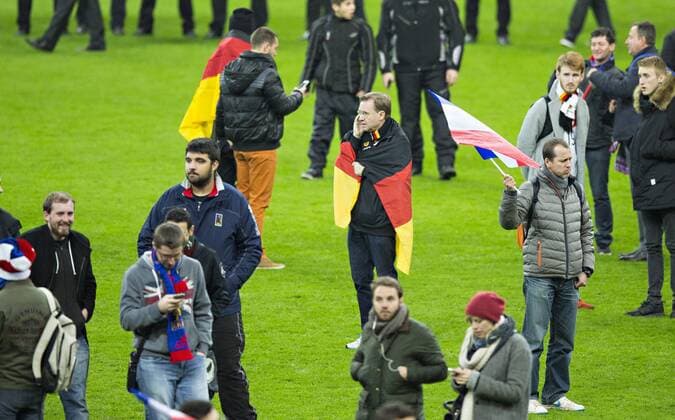 Paris St. Denis, 13.11.2015, Stade de France Nach dem Anschlag in Paris flüchten die Fans in den Innenraum des Stadions Frankreich - Deutschland mm