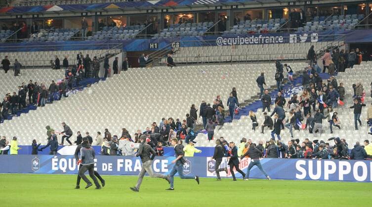 Fussball, Herren, Länderspiel (Testspiel), Saison 2015 2016, Frankreich - Deutschland in Paris, Fans flüchteten nach Spielende wegen Terroranschlägen in den Innenraum, 13.11. 2015,