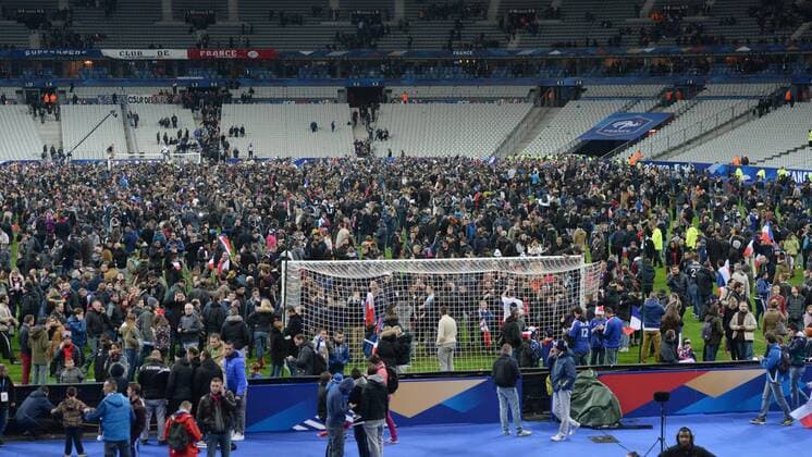 Fussball, Herren, Länderspiel (Testspiel), Saison 2015 2016, Frankreich - Deutschland in Paris, Fans flüchteten nach Spielende wegen Terroranschlägen in den Innenraum, 13.11. 2015,