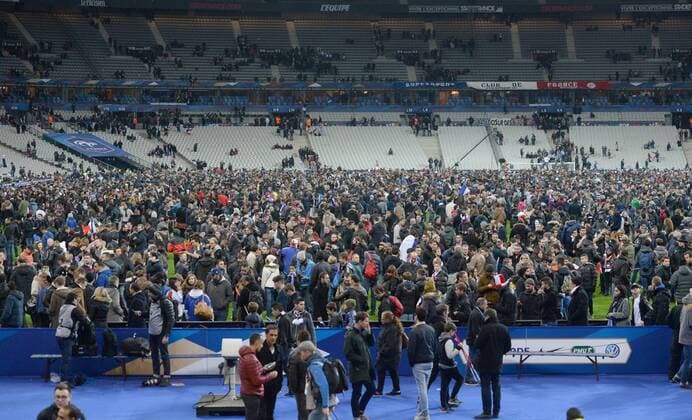 Fussball, Herren, Länderspiel (Testspiel), Saison 2015 2016, Frankreich - Deutschland in Paris, Fans flüchteten nach Spielende wegen Terroranschlägen in den Innenraum, 13.11. 2015,