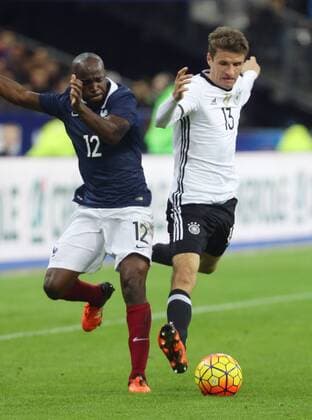 Paris , Fußball Länderspiel Frankreich vs. Deutschland ; von links: Lassana Diarra ( FRA ) THomas Müller ( GER )