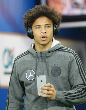 Paris , Fußball Länderspiel Frankreich vs. Deutschland ; Leroy Sane ( GER ) mit iphone und Kopfhörer