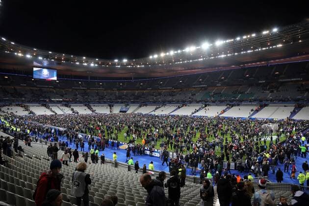 Frankreich - Deutschland DFB Frankreich, Paris, 13.11.2015, Fussball, FIFA, Länderspiel, Frankreich - Deutschland DFB (2:0): Zuschauer auf dem Rasen des Spielfelds nachdem der Ausgang nach den Bombenanschlägen gesperrt wurde.