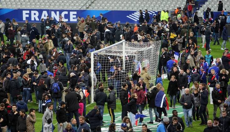 Frankreich - Deutschland DFB Frankreich, Paris, 13.11.2015, Fussball, FIFA, Länderspiel, Frankreich - Deutschland DFB (2:0): Zuschauer auf dem Rasen des Spielfelds nachdem der Ausgang nach den Bombenanschlägen gesperrt wurde.