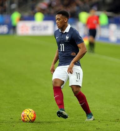Fußball, Länderspiel, Anthony Martial spielt mit zerrissenem Trikot, Frankreich - Deutschland Frankreich - Deutschland DFB Frankreich, Paris, 13.11.2015, Fussball, FIFA, Länderspiel, Frankreich - Deutschland DFB (2:0): Anthony Martial (Frankreich).