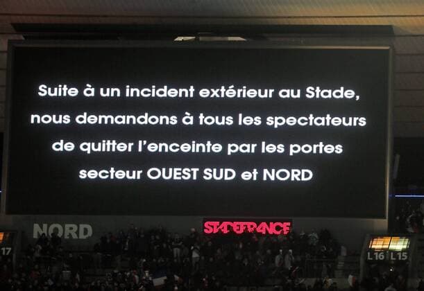 Frankreich - Deutschland DFB Frankreich, Paris, 13.11.2015, Fussball, FIFA, Länderspiel, Frankreich - Deutschland DFB (2:0): Anzeigetafel weisst die Zuschauer im Stadion darauf hin das Stadion nach den Terroranschlägen nur durch die Ausgänge West und Nord zu verlassen.