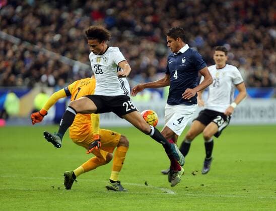 Frankreich - Deutschland DFB Frankreich, Paris, 13.11.2015, Fussball, FIFA, Länderspiel, Frankreich - Deutschland DFB (2:0): v.l. Hugo Lloris (Frankreich), Leroy Sane (Deutschland), Raphael Varane (Frankreich).