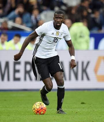 FUSSBALL INTERNATIONAL TESTSPIEL in Paris, Saint-Denis im Stade de France Frankreich - Deutschland 13.11.2015 Antonio Ruediger (Deutschland) mit Ball 