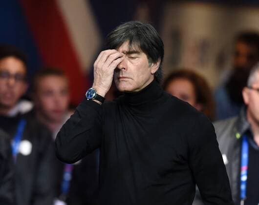 FUSSBALL INTERNATIONAL TESTSPIEL in Paris, Saint-Denis im Stade de France Frankreich - Deutschland 13.11.2015 Trainer Joachim Loew (Deutschland) nachdenklich 