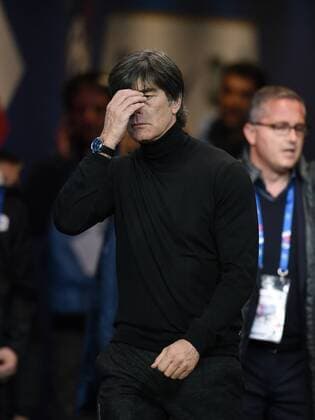 FUSSBALL INTERNATIONAL TESTSPIEL in Paris, Saint-Denis im Stade de France Frankreich - Deutschland 13.11.2015 Trainer Joachim Loew (Deutschland) nachdenklich 
