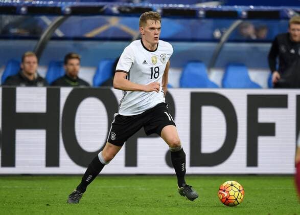 FUSSBALL INTERNATIONAL TESTSPIEL in Paris, Saint-Denis im Stade de France Frankreich - Deutschland 13.11.2015 Matthias Ginter (Deutschland) am Ball 