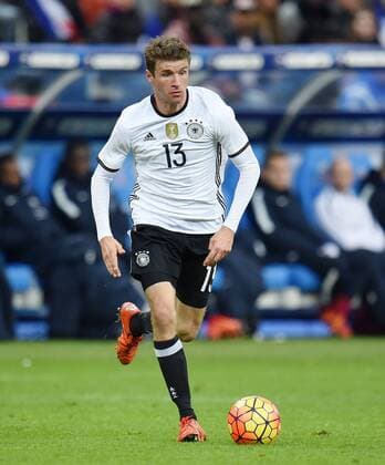 FUSSBALL INTERNATIONAL TESTSPIEL in Paris, Saint-Denis im Stade de France Frankreich - Deutschland 13.11.2015 Thomas Mueller (Deutschland) am Ball 