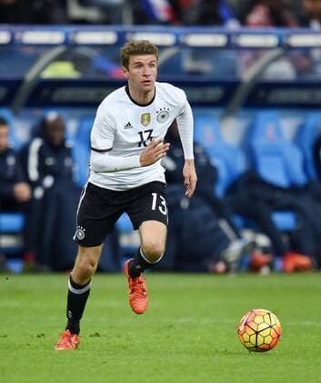 FUSSBALL INTERNATIONAL TESTSPIEL in Paris, Saint-Denis im Stade de France Frankreich - Deutschland 13.11.2015 Thomas Mueller (Deutschland) am Ball 