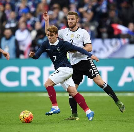FUSSBALL INTERNATIONAL TESTSPIEL in Paris, Saint-Denis im Stade de France Frankreich - Deutschland 13.11.2015 Shkodran Mustafi (re, Deutschland) gegen Antoine Griezmann (li, Frankreich) 