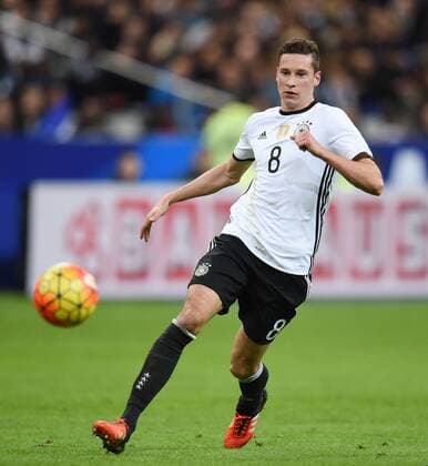 FUSSBALL INTERNATIONAL TESTSPIEL in Paris, Saint-Denis im Stade de France Frankreich - Deutschland 13.11.2015 Julian Draxler (Deutschland) mit Ball 