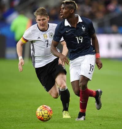 FUSSBALL INTERNATIONAL TESTSPIEL in Paris, Saint-Denis im Stade de France Frankreich - Deutschland 13.11.2015 Paul Pogba (re, Frankreich) gegen Bastian Schweinsteiger (li, Deutschland) 