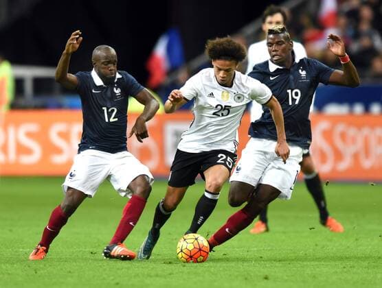 Länderspiel: Frankreich - Deutschland 13.11.2015 in Paris. Debutant Leroy Sane (Deut. Mitte) verfolgt von zwei Franzosen. Li: Lassana Diarra. Re: Paul Pogba. HM