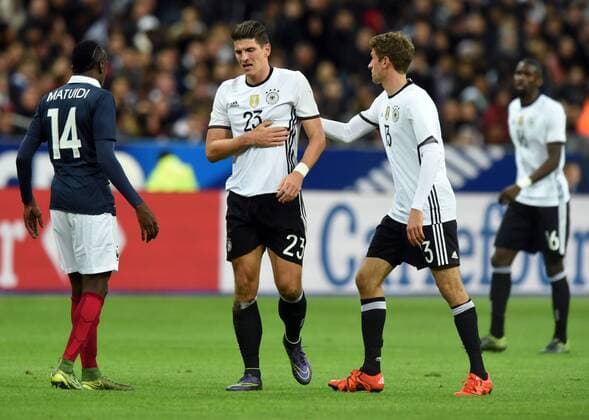 Länderspiel: Frankreich - Deutschland 13.11.2015 in Paris. Mario Gomez angeschlagen. Re: Thomas Müller (beide Deut.). Li: Blaise Matuidi (FRA). HM