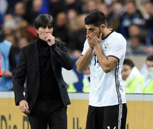 Länderspiel: Frankreich - Deutschland 13.11.2015 in Paris. Bundestrainer Joachim Löw und Emre Can. HM