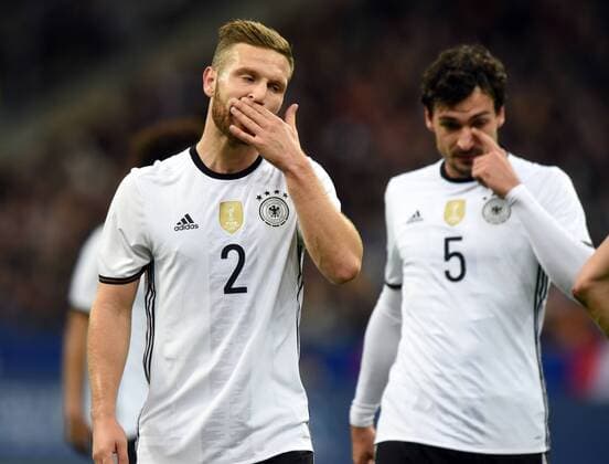 Länderspiel: Frankreich - Deutschland 13.11.2015 in Paris. Shkodran Mustafi (vorne) und Mats Hummels (beide Deut.) enttäuscht. HM