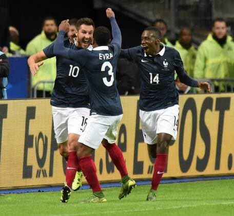Länderspiel: Frankreich - Deutschland 13.11.2015 in Paris. Jubel der Franzosen nach dem 2:0. V.l: der Torschütze Andre-Pierre Gignac (10), Patrice Evra (3) und Blaise Matuidi (14), zu diesem Zeitpunkt noch nicht über die Anschlagsserie in der Stadt informiert. HM