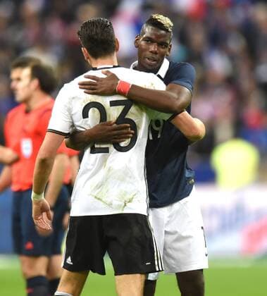 Länderspiel: Frankreich - Deutschland 13.11.2015 in Paris. Paul Pogba (FRA) umarmt Mario Gomez (Deut.) nach dem Schlußpfiff. HM