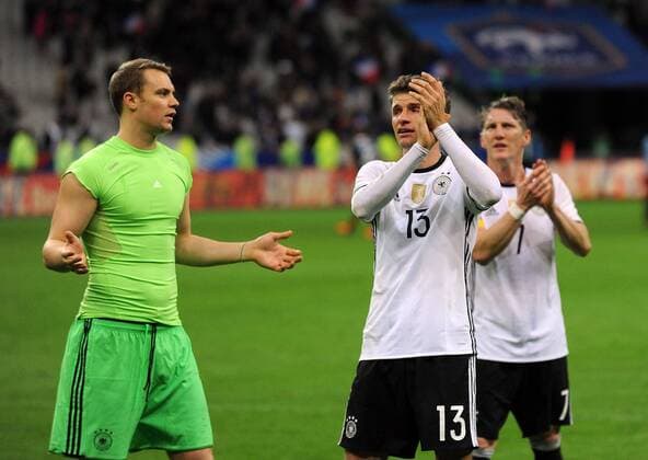 Länderspiel: Frankreich - Deutschland 13.11.2015 in Paris. Tw. Manuel Neuer, Thomas Müller und Bastian Schweinsteiger (v.l.) nach dem Schlußpfiff vor dem Deutschen Fanblock. HM
