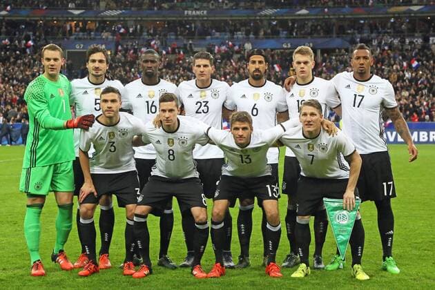 Mannschaftsfoto Deutschland: Manuel Neuer, Mats Hummels, Antonio Ruediger, Mario Gomez, Sami Khedira,Jerome Boateng, vorne, Jonas Hector, Julian Draxler, Thomas Mueller, Bastian Schweinsteiger- Deutschland, EM-Qualifikation
