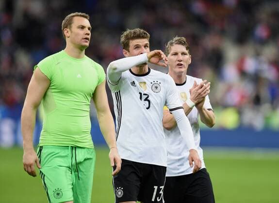 Fußball, Länderspiel, Paris, Frankreich - Deutschland, DFB, Abgang Manuel Neuer, Thomas Müller und Bastian Schweinsteiger 