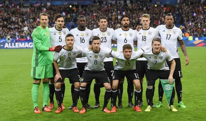 FUSSBALL INTERNATIONAL TESTSPIEL in Paris, Saint-Denis im Stade de France Frankreich - Deutschland 13.11.2015 Mannschaftsbild Deutschland,: Torwart Manuel Neuer, Mats Hummels, Antonio Ruediger, Mario Gomez, Sami Khedira, Matthias Ginter und Jerome Boateng (hinten v.li.) Jonas Hector, Julian Draxler, Thomas Mueller und Bastian Schweinsteiger (vorn v.li.) 