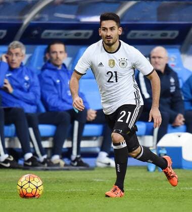 FUSSBALL INTERNATIONAL TESTSPIEL in Paris, Saint-Denis im Stade de France Frankreich - Deutschland 13.11.2015 Ilkay Guendogan (Deutschland) am Ball 