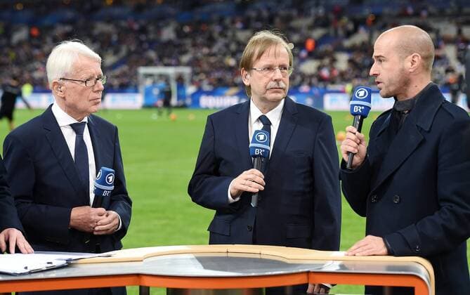 FUSSBALL INTERNATIONAL TESTSPIEL in Paris, Saint-Denis im Stade de France Frankreich - Deutschland 13.11.2015 DFB-Interims-Praesident Reinhard Rauball (li, Deutschland) und DFB-Interims-Praesident Rainer Koch (MitteDeutschland) mit ARD Experte Mehmet Scholl (re, Deutschland) 
