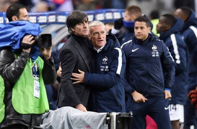 FUSSBALL INTERNATIONAL TESTSPIEL in Paris, Saint-Denis im Stade de France Frankreich - Deutschland 13.11.2015 Trainer Joachim Loew (li, Deutschland) umarmt Trainer Didier Deschamps (Frankreich) 