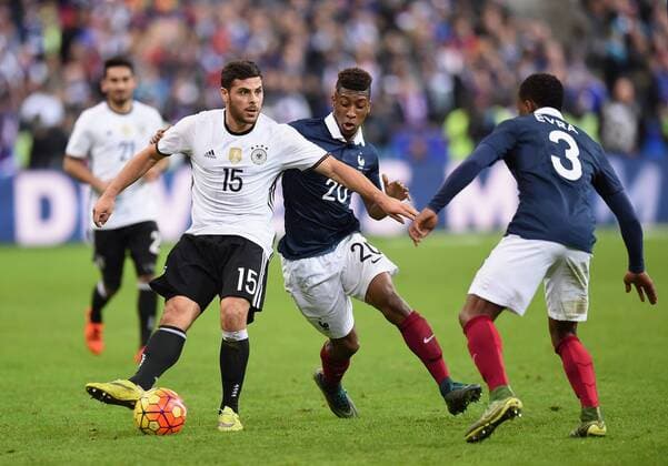 FUSSBALL INTERNATIONAL TESTSPIEL in Paris, Saint-Denis im Stade de France Frankreich - Deutschland 13.11.2015 Kevin Volland (li, Deutschland) am Ball gegen Kingsley Coman (Mitte, Frankreich) und Patrice Evra (re, Frankreich) 