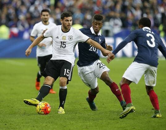 V.li. Kevin Volland (GER) , Kingsley Coman (FRA), Patrice Evra (FRA). Frankreich-Deutschland . Fussball-Länderspiel 2015, Freundschaftsspiel . Paris, FRA, 13.11.2015 ,
