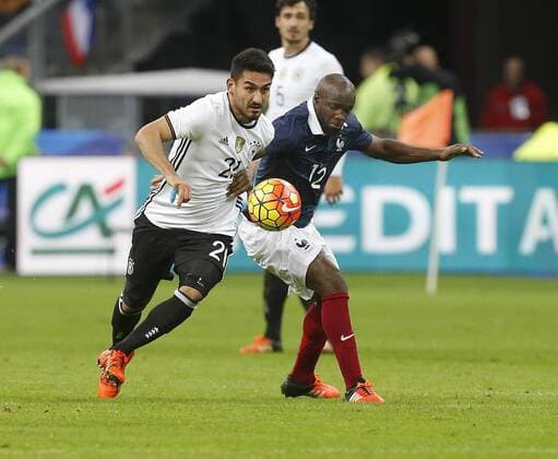 V.li. Ilkay Gündogan (GER) , Lassana Diarra (FRA) . Frankreich-Deutschland . Fussball-Länderspiel 2015, Freundschaftsspiel . Paris, FRA, 13.11.2015 ,