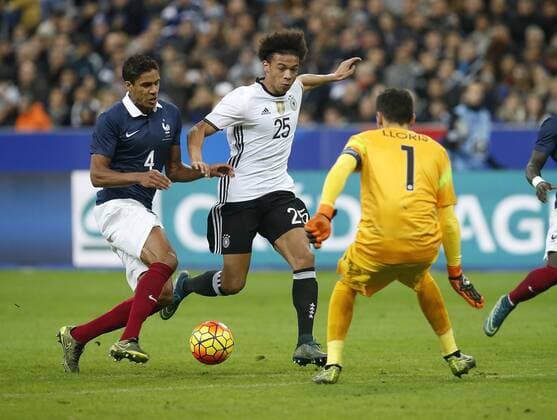 V.li. Raphael Varane (FRA), Leroy Sane (GER) , Hugo Lloris (FRA) . Frankreich-Deutschland . Fussball-Länderspiel 2015, Freundschaftsspiel . Paris, FRA, 13.11.2015 ,
