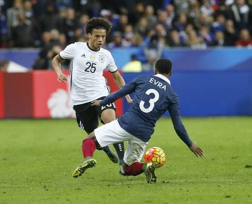V.li. Leroy Sane (GER) , Patrice Evra (FRA) . Frankreich-Deutschland . Fussball-Länderspiel 2015, Freundschaftsspiel . Paris, FRA, 13.11.2015 ,