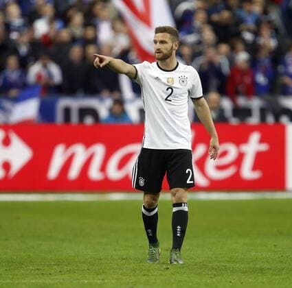Shkodran Mustafi (GER) gibt Anweisung . Frankreich-Deutschland . Fussball-Länderspiel 2015, Freundschaftsspiel . Paris, FRA, 13.11.2015 ,