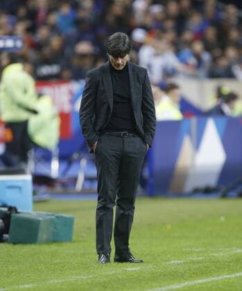 Trainer Joachim Jogi Löw (GER) steht mit gesenktem Kopf am Spielfeldrand . Frankreich-Deutschland . Fussball-Länderspiel 2015, Freundschaftsspiel . Paris, FRA, 13.11.2015 ,