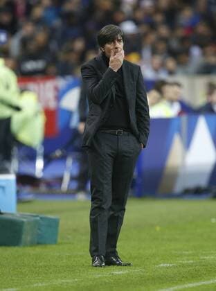 Trainer Joachim Jogi Löw (GER) steht mit gesenktem Kopf am Spielfeldrand . Frankreich-Deutschland . Fussball-Länderspiel 2015, Freundschaftsspiel . Paris, FRA, 13.11.2015 ,
